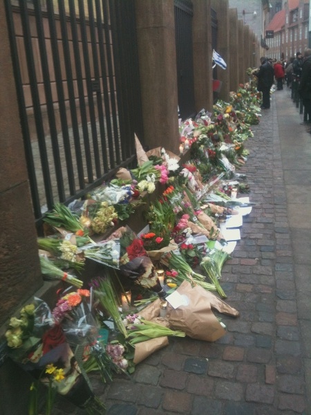 Blommor utanför stora synagogan i Köpenhamn den 15 februari 2015 till minne av Dan Uzan som dödades i attacken.