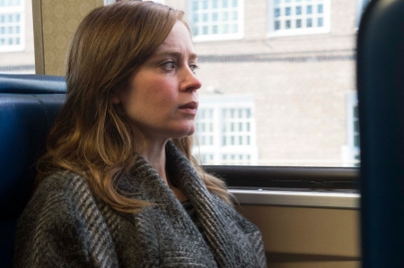 Rachel (Emily Blunt) åker tåg i ”Kvinnan på tåget”.