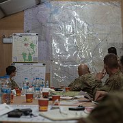 Officerare från Irak och USA i stridsplanering på flygfältet i Qayyarah den 25 oktober. En rad länder och olika militära styrkor i Irak deltar i offensiven mot Mosul.