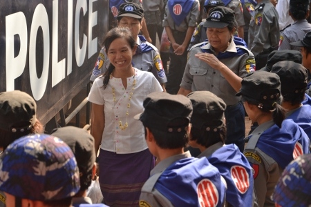OMHÄKTAD. Phyoe Phyoe Aung vid domstolsförhandlingen i maj 2015 då hon omhäktades. I april 2016 lades åtalet mot henne och andra studentledare ned.