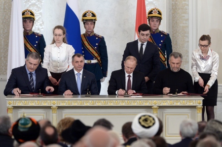 Avtalet om Krims anslutning till Ryssland undertecknas i Moskva den 18 mars 2014 av ledare från Krim och Ryssland.