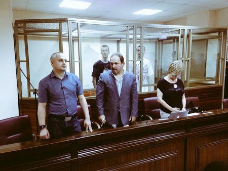 Vid en rättegång i den ryska staden Rostov vid Don sommaren 2015 dömdes filmregissören Oleg Sentsov (till vänster) till 20 års fängelse och anarkisten och fackföreningsaktivisten Aleksandr Koltjenko till tio års fängelse för påstådd terrorism.