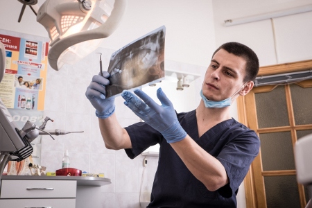 Serdar Seytaptiev arbetar som tandläkare i Kiev.