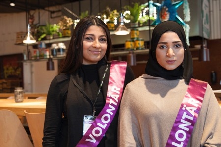 Saranda Banista och Hadil Khader är några av många volontärer som har gjort praktik via Malmö stad. De uppskattade Anders Kompass föreläsning och är stolta över att jobba i ett sammanhang med mänskliga rättigheter. I framtiden vill Hadil Khader gärna arbeta med kvinnofrågor i arabvärlden.