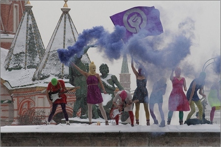 Avskys av Diana Johnstone. Här är Pussy Riot på Röda torget i Moskva den 20 januari 2012. 