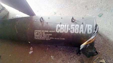 En del av en USA-tillverkad klusterbomb av typen CBU-58A/B som återfunnits av ”Yemen Executive Mine Action Center” i norra Jemen. Det är troligen den Saudiledda koalitionen som fällt bomben. Både Saudiarabien och Marocko har klusterbomber. Bilden tagen den 29 april 2016.