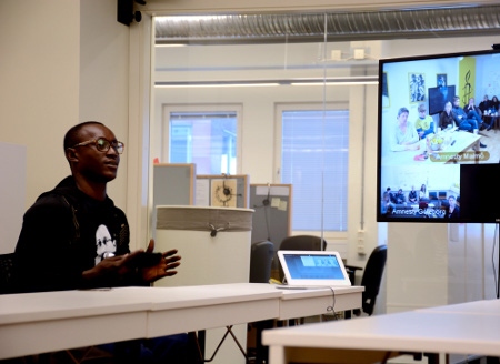 Moses Akatugba berättar för Amnestypersonal på kontoren i Stockholm, Göteborg och Malmö vid sitt besök i Stockholm.