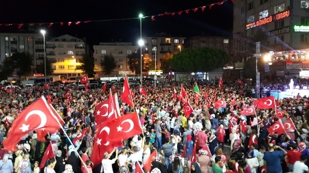 AKP lyckades mobilisera stora demonstrationer mot kuppförsöket i juli 2016. Här en manifestation i Istanbul.