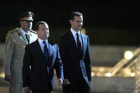 Rysslands dåvarande president Dmitrij Medvedev på besök i Syrien 2010. Till höger Syriens president Bashar al-Assad.