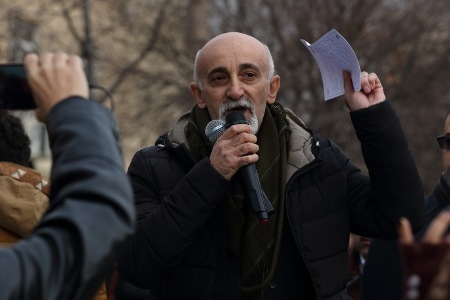 Journalisten Mustafa Gawra är en av Folkfrontens grundare och har även sammanställt kraven man presenterat. Även han arresterades i slutet av september.
