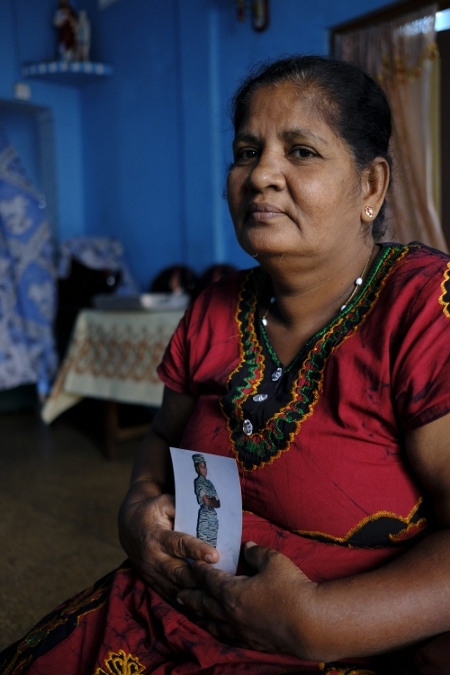 Jayadismina håller en bild av sin försvunna dotter Shantiyo.