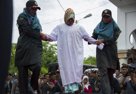 En kvinna dömd för ”omoraliska handlingar” får spöstraff i Banda Aceh den 12 juni 2015. 