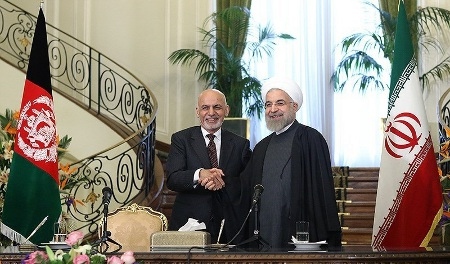 Asraf Ghani (till vänster) blev president efter det omtvistade valet år 2014. Här möter han Irans president Hassan Rouhani.