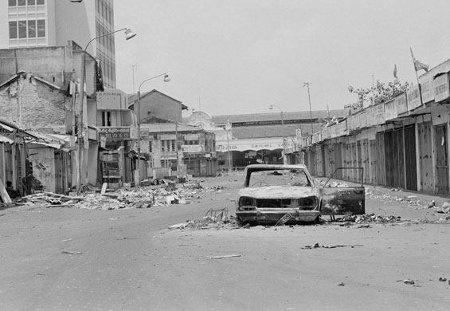 Svarta juli 1983. Singalesisk mobb gick till attack mot tamilska bostäder och butiker. Minst 400 personer dödades och ministrar i regeringen anklagades för delaktighet.