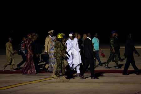 Yahya Jammeh eskorterades ut ur landet av Guineas president Alpha Condé.