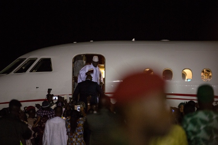 Gråtande och skrikande regimanhängare tog farväl av Jammeh efter 22 år vid makten.