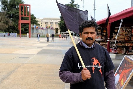 Den tamilske aktivisten Kajan Loganathan gör sin röst hörd vid FN-palatset i Genève, där rådet för mänskliga rättigheter diskuterar Sri Lanka.
