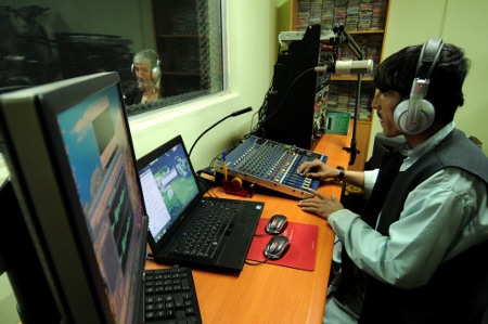 Radiostudio i Qalat. Över 260 radiostationer finns i Afghanistan. 