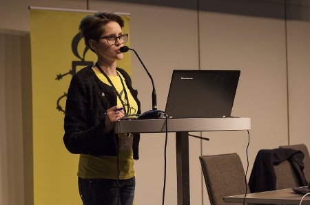 Karin Lehnér från Stockholmsdistriktet hälsade årsmötesdeltagarna välkomna till Folkets Hus.
