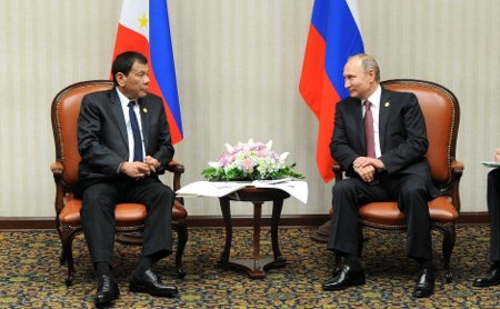 Rodrigo Duterte möter Rysslands president Vladimir Putin vid APEC:s toppmöte i Peru den 19 november 2016.
