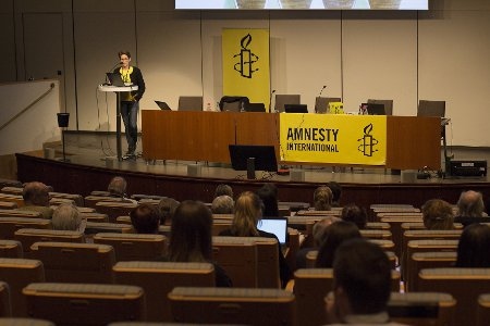Drygt 170 röstberättigade medlemmar hade anmält sig till Amnestys årsmöte i Folkets Hus.
