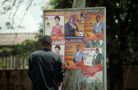 Inför presidentvalet i Kenya sätts valaffischer upp över hela Nairobi.