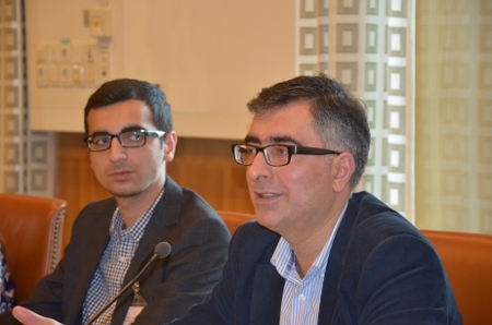 Anar Mammadli, ordförande för "Election Monitoring and Democracy Studies Center", är starkt kritisk till valsystemet i Azerbajdzjan. År 2013 fängslades han efter att ha kritiserat presidentvalen. Till vänster Necmin Kamilsoy. 
