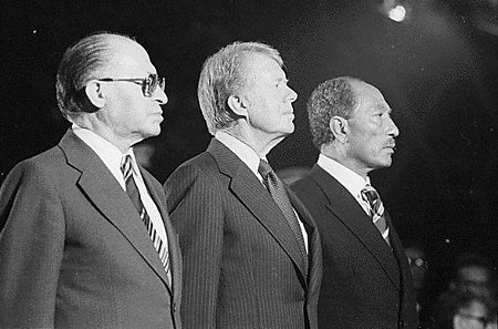 Menachem Begin, Jimmy Carter och Anwar Sadat sedan Camp David-avtalet undertecknats 1978. 