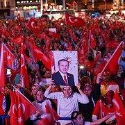 President Recep Tayyip Erdoğan har skickligt utnyttjat det misslyckade kuppförsöket för att stärka sin makt. Här en manifestation i Istanbul den 22 juli 2016 i protest mot kuppen.