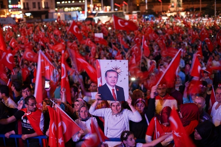 President Recep Tayyip Erdoğan har skickligt utnyttjat det misslyckade kuppförsöket för att stärka sin makt. Här en manifestation i Istanbul den 22 juli 2016 i protest mot kuppen.