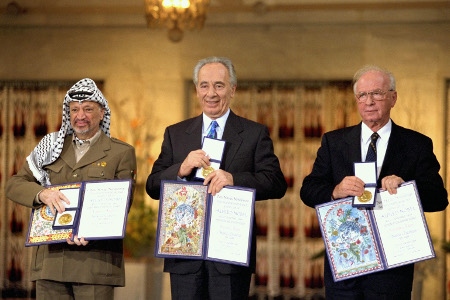 PLO:s ledare Yassir Arafat, utrikesminister Shimon Peres och premiärminister Yitzhak Rabin tilldelas år 1994 Nobels fredspris för Osloavtalet.