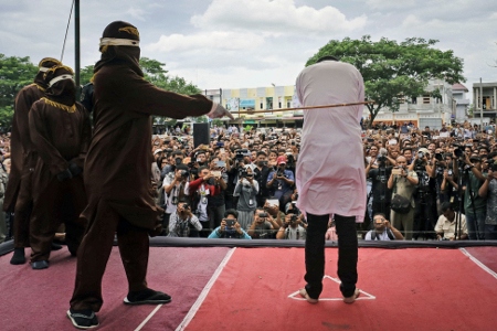 Den 23 maj pryglades två män offentligt i Banda Aceh. 