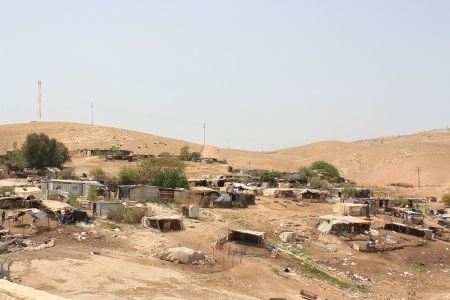 Beduinbyn Khan al-Ahmar på Västbanken består av en samling träskjul som gång på gång rivs av den israeliska armén, men som byborna ihärdigt bygger upp igen.