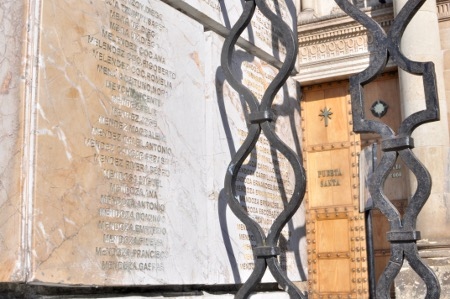 Vid katedralen i Guatemala City har namnen på krigets offer fått sina namn skrivna på pelarna vid entrén.