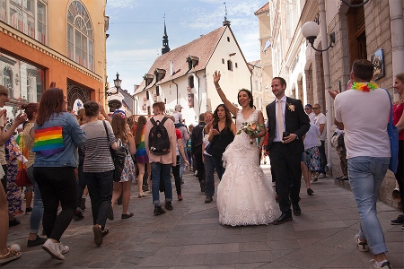  Prideparaden i Tallinn den 8 juli blev en succé. Många hälsade paraden med jubel och applåder.