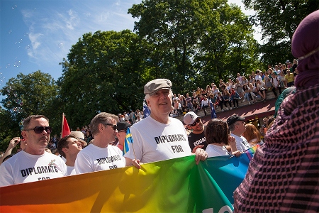Många utländska diplomater deltog i paraden. Längst till höger Sveriges ambassadör Anders Ljunggren.