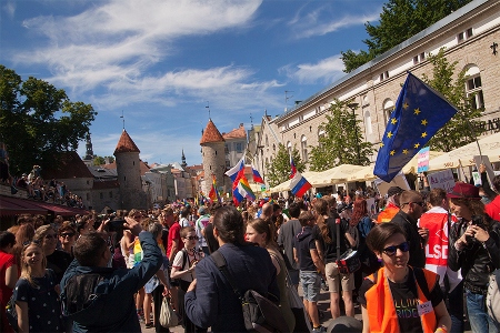 Närmare 2 000 personer deltog i paraden.