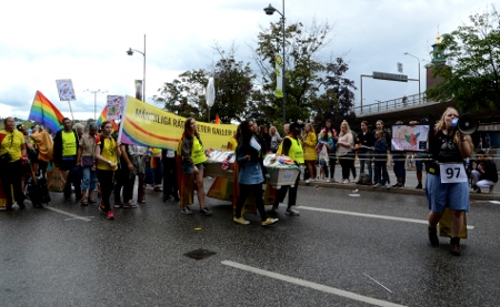 Amnesty hyllade minnet av den mördade lesbiska aktivisten Noxolo Nogwasa genom att bära en kista i paraden.