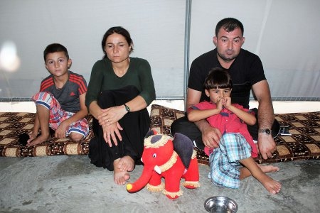 30-åriga Na'am Abbas Elias och hennes familj är yazidiska flyktingar i KRG. Hon och sönerna Aram,9, och Ardawan,7,kidnappades av IS när Sinjar intogs i augusti 2014. De lyckades fly efter tio månader i fångenskap och lever nu i ett tältläger i KRG. Med på bilden är hennes man Ayan Amin Misto.