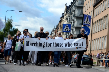 ”Marching for those who can´t” är en påminnelse om att samkönat sex är kriminaliserat i över 70 länder. I ytterligare ett antal länder inskränks yttrandefriheten kring hbtqi-frågor.
