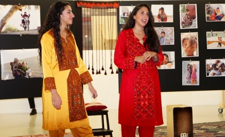 Ronak och Ailin Mirlashari som arrangerade fotoutställningen "Support the Children of Balochistan" på Tensta Konsthall.