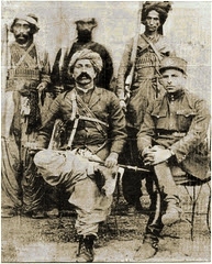 Dost Mohammad Khan Baloch (sittande till vänster), som styrde Baluchistan, tillfångatogs 1928 och avrättades i Teheran 1930. Här på en bild från 1928 med medarbetare och livvakter.