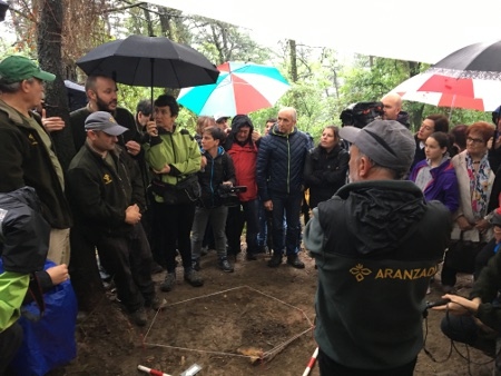 Alla närvarande samlas i en ring runt historikern Mikel Diego som ger en bakgrund till dagens utgrävning.