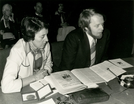 10 december 1977. Marie Jose Protais och Thomas Hammarberg från Amnesty Internationals internationella styrelse på presskonferens i Oslo. Nobels fredsmedalj som Amnesty tilldelades för 1977 ligger på bordet.