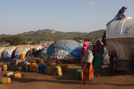 Somalier som tvingats på flykt i Etiopien och som befinner sig i gigantiska läger som omges av Kolechibergen.