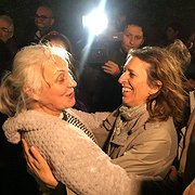  Glädje i Istanbul. İdil Eser (till vänster) efter att hon frigivits ur häkte den 26 oktober. 
