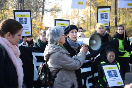 Maja Åberg håller tal utanför Irans ambassad den 1 november vid en Amnesty-manifestation mot dödsdomen mot Ahmadreza Djalali.