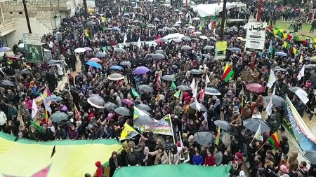  Den 19 januari samlades människor i Afrin för att protestera mot Turkiets förstående inmarschen. E visade sitt stöd för YPG/YPJ. 