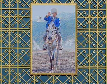  Bild av Turkmenistans president Gurbanguly Berdimuhamedow utanför hästkapplöpningsbanan i huvudstaden Asjchabad. 