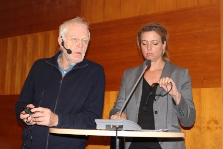 Samtalets moderator Thomas Hammarberg med Michaela Friberg Storey från Röda Korset.